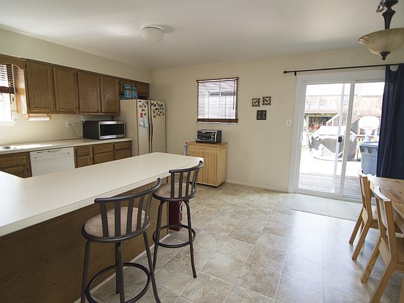 Peninsula Eat-in Kitchen