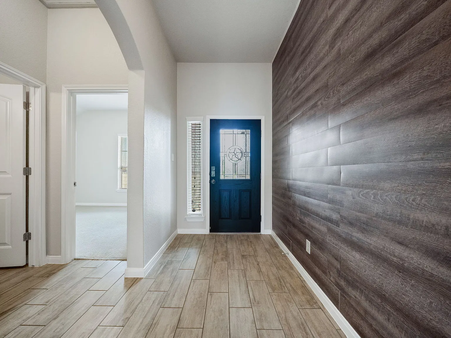 Bright 3-Bed Home with Island Kitchen, Fenced Yard & Garage in New Braunfels — Photo 3