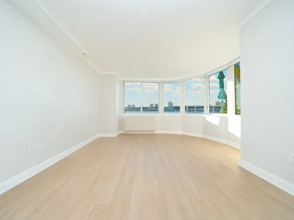 140 Riverside Boulevard image 1 of 21