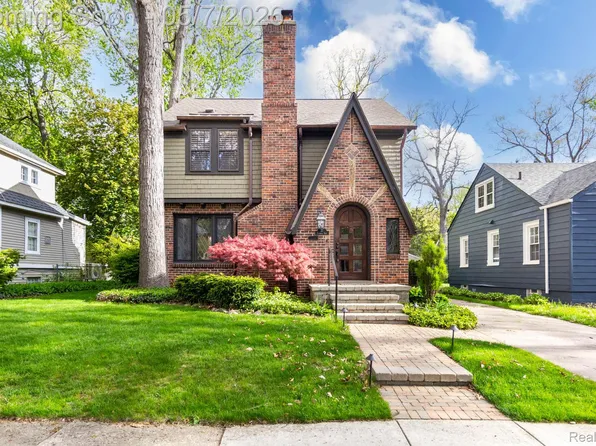 21 Fairwood Blvd, Pleasant Ridge, MI 48069