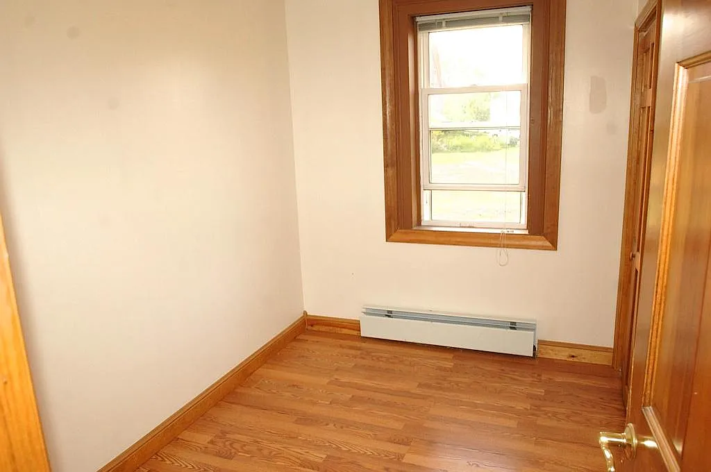 3 bed, 900 sqft, $2,100 — Photo 3