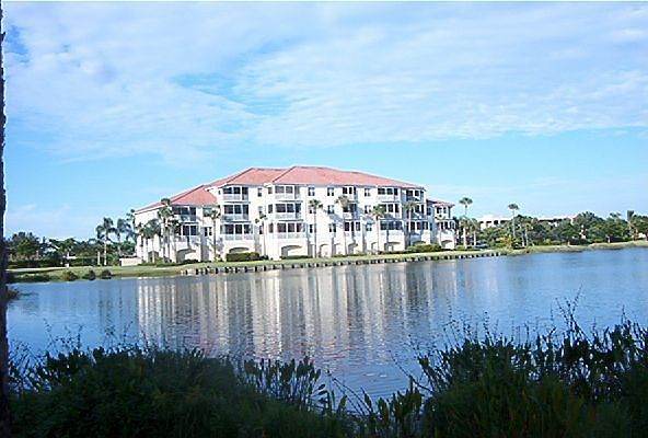 Top Floor Corner Lakefront