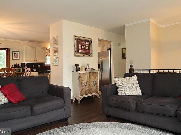 4th image of 498 Charter Ln