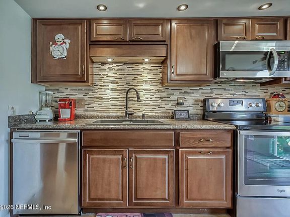 3rd image of 8141 SETTLERS LANDING Trail N