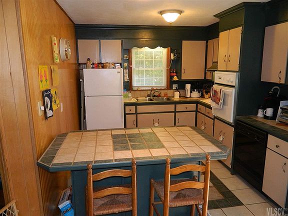3rd image of 2462 Greenway St