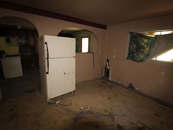 5th image of 803 W Avenue E