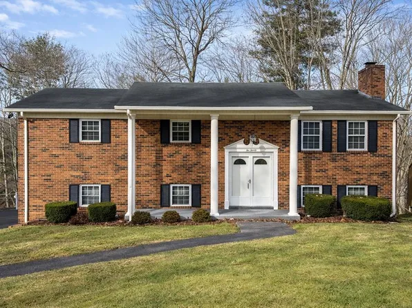 220 Grist Mill Dr, Beckley, WV 25801