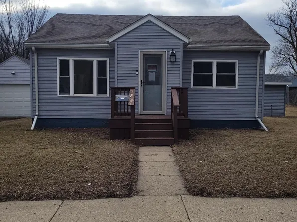 824 Collins Ave, Windom, MN 56101