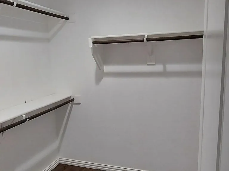 407 W Criner St #B — Photo 8