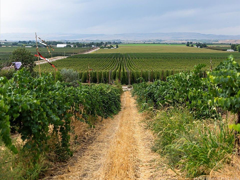 1st image of 24013 Arena Valley Rd