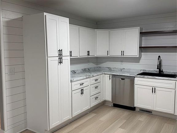 4th image of 612 N Division St