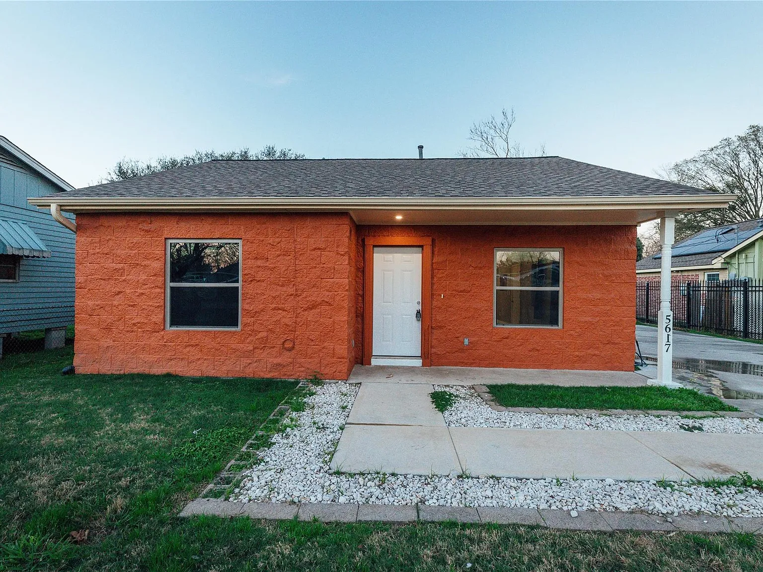2 bed, 1.0 bath, 986 sqft, $1,300 — Photo 2