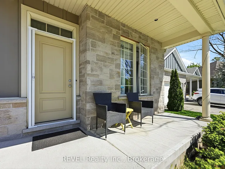 39 Pierpoint Dr — Photo 3