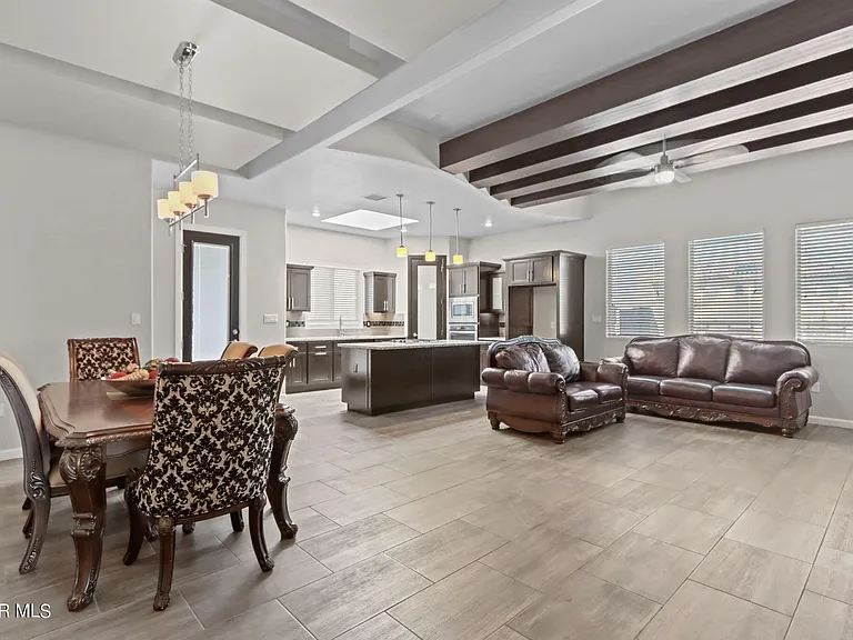 400 Royal Crown Rd — Photo 11