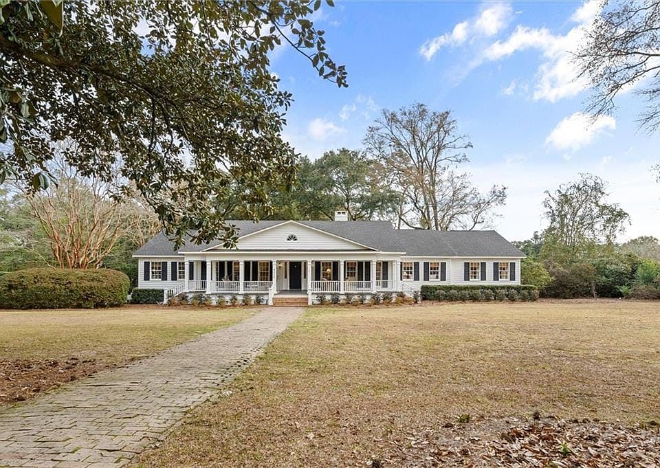 View of front of property featuring a porch and a front lawn