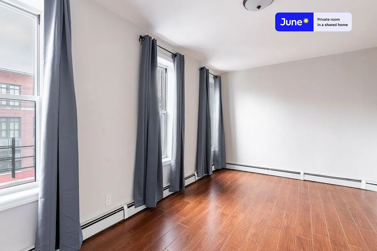 Queen bedroom in 3 bed/1 bath home in Bedford-Stuyvesant #964 A — Photo 3