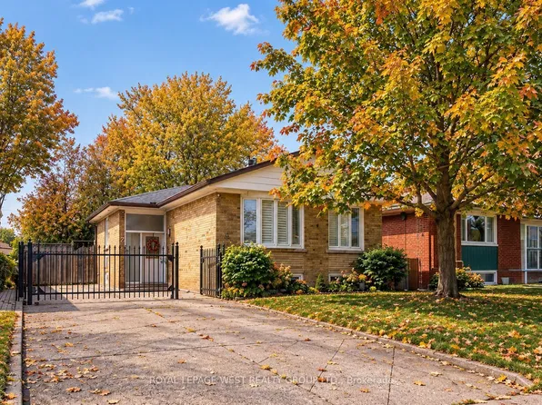 12 Leavenworth Cres, Toronto, ON M9C 1T4