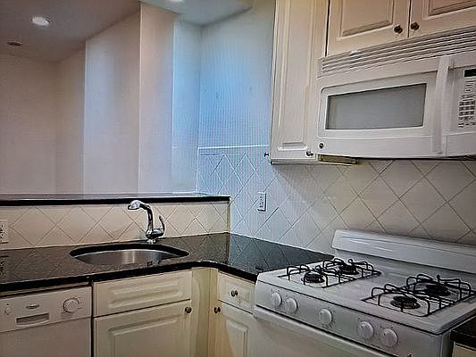 5th image of 325 E 78th St APT 3A