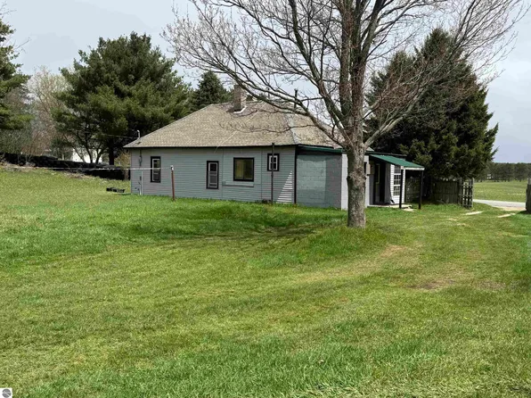 7031 N Raymond Rd, Tustin, MI 49688