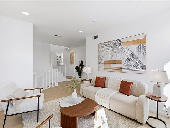 5th image of 917 Vida Larga Loop