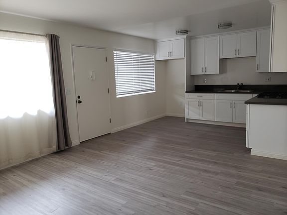 3rd image of 2020 Vanderbilt Ln #7