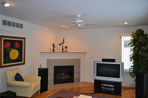 3rd image of 2555 Victoria Ave