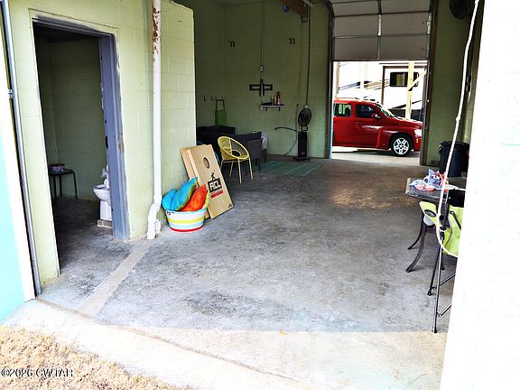 2nd image of 404 Lagoon Ln