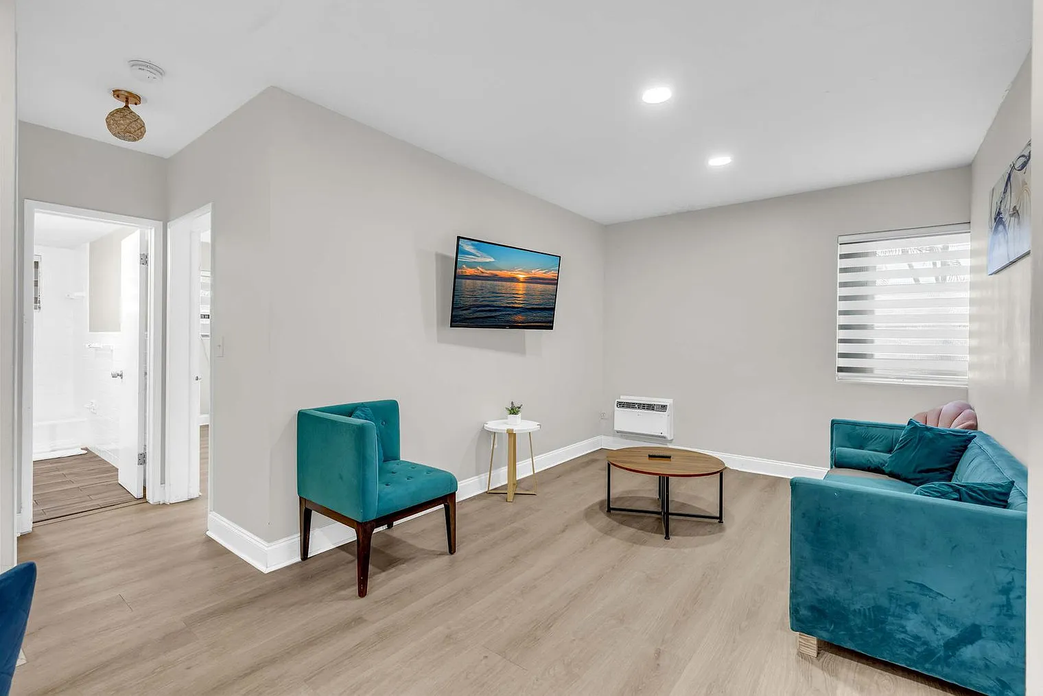 2 bed, 1.0 bath, 990 sqft, $4,924 — Photo 4