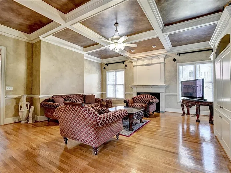 8910 Pinehurst Cv — Photo 18