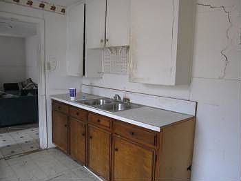 5th image of 828 E Shaw St
