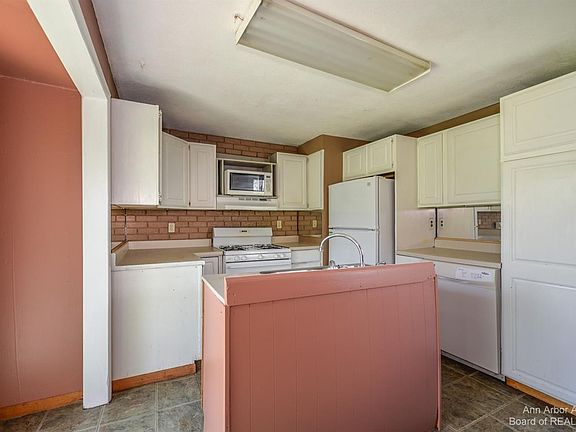 5th image of 10 Burlingame Ct