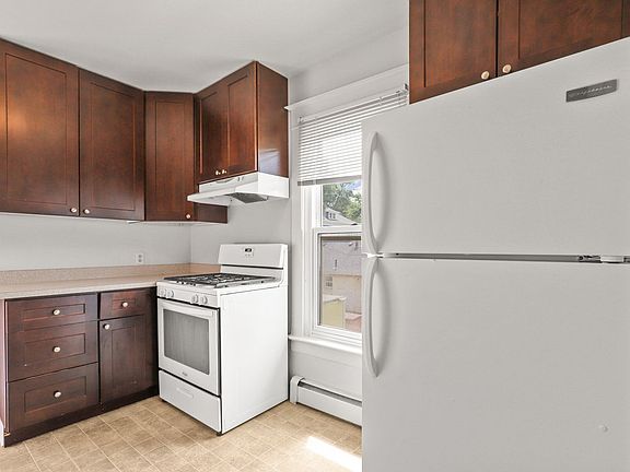2nd image of 1028 Pleasant St APT 3