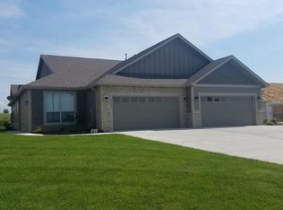 5633 Chimney Rocks Cir, Lawrence, KS 66049