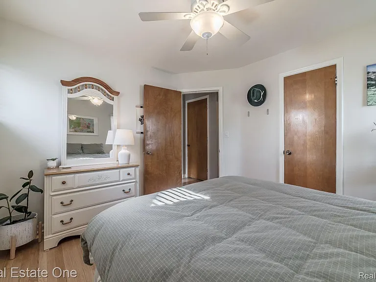 475 E Marshall St — Photo 14