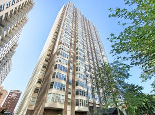 525 W Hawthorne Pl APT 1102, Chicago, IL 60657