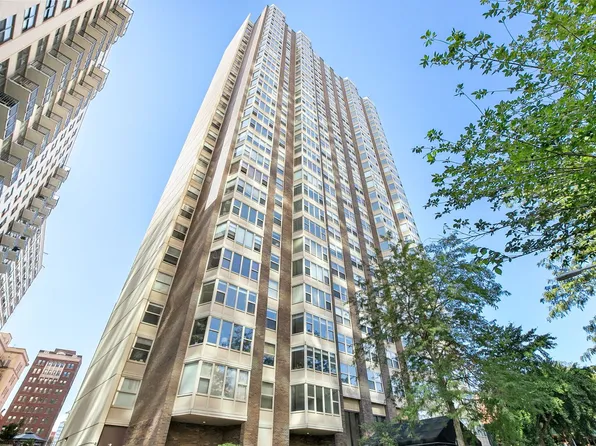 525 W Hawthorne Pl APT 1102, Chicago, IL 60657