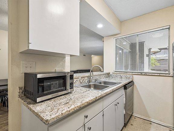5th image of 5138 Amesbury Dr APT 211