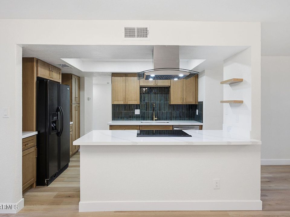 1st image of 943 N REVERE --