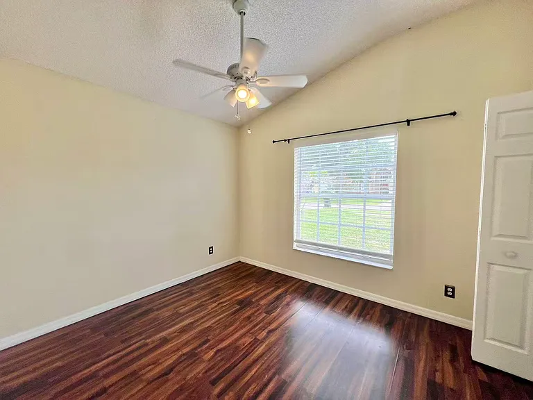 527 Valencia Place Cir — Photo 17