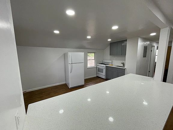 2nd image of 10 Christopher Ct Floor 2