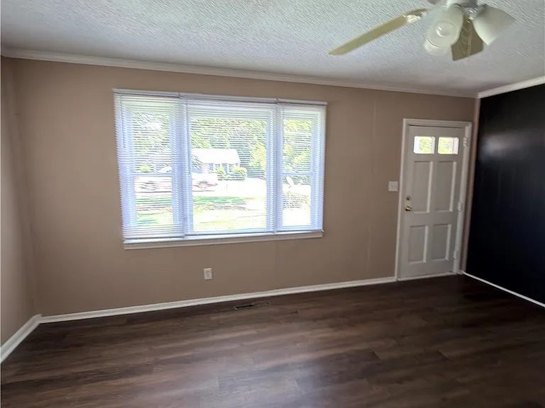 200 Roxie Ave — Photo 4