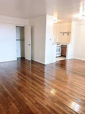 5th image of 2534 Crescent St APT 4A