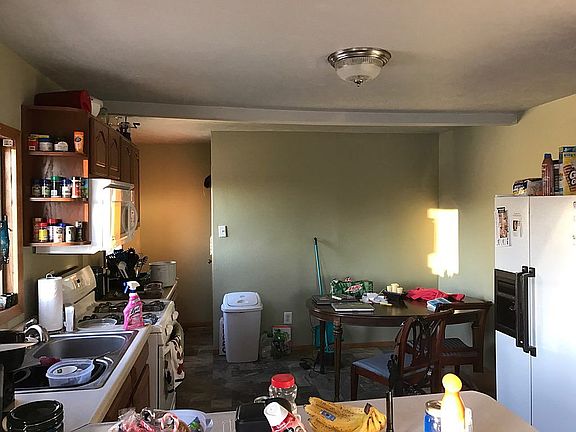 2nd image of 716 W 1st Ave