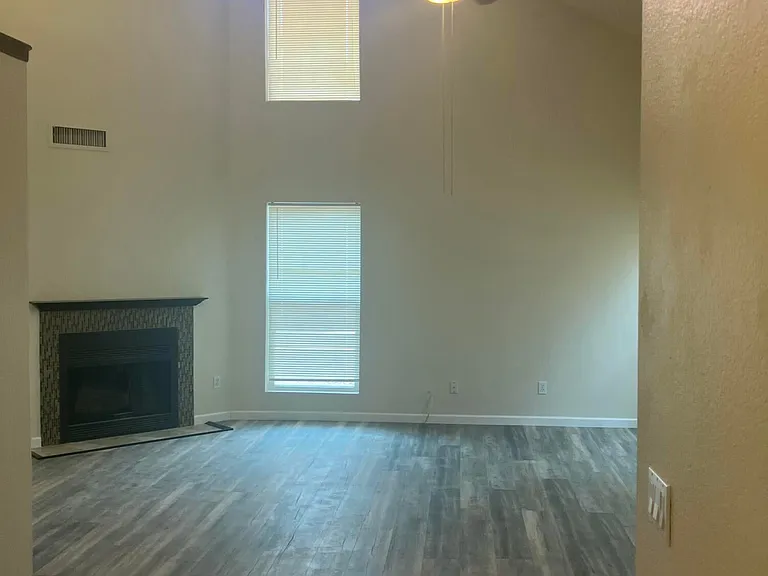 530 E Kerry Ln — Photo 7