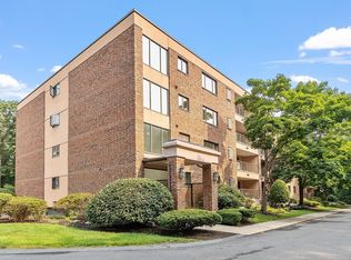 9 Ledgewood Way APT 18, Peabody, MA 01960