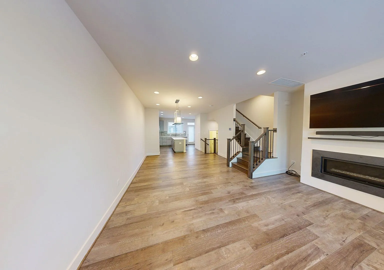 Fabulous 4-Level TH! 4Bed/3.5Bath with two car garage! — Photo 2