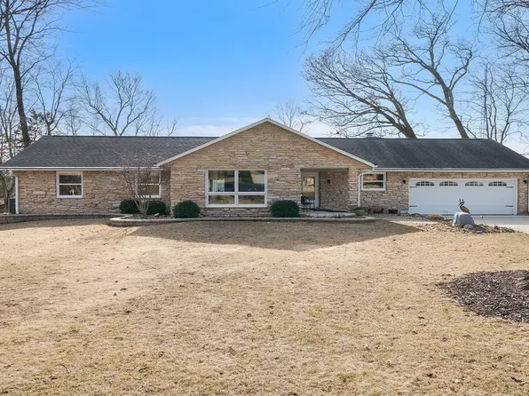 433 River Bluff Dr, Dixon, IL 61021