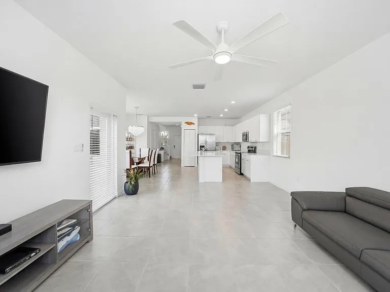 2324 NW 130th Ter — Photo 7
