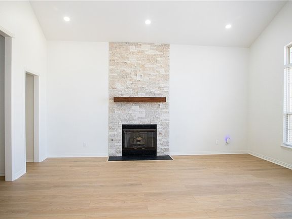 3rd image of 705 Drake St
