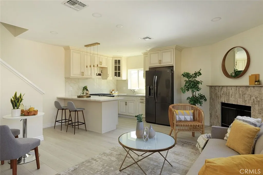 1 bed, 1.5 bath, 750 sqft, $3,200 — Photo 3